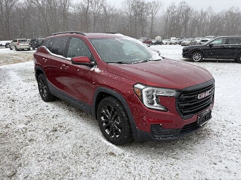 Used 2022 GMC Terrain SLE w/ Driver Convenience Package image 3