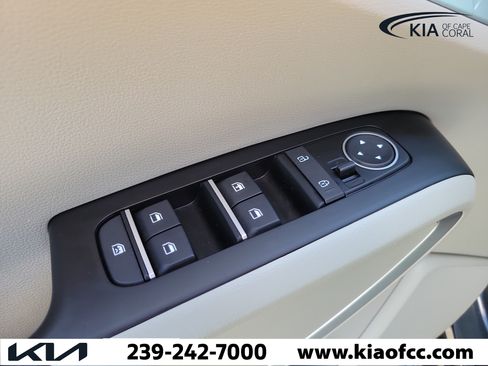 Certified 2025 Kia Soul LX w/ LX Technology Package FWD image 20