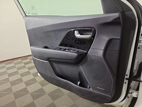 Used 2020 Kia Niro EX Premium FWD image 27