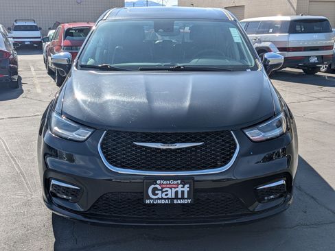 Used 2023 Chrysler Pacifica Limited FWD image 11