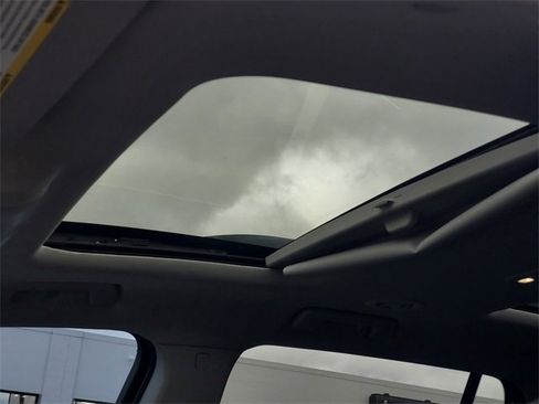 Used 2022 GMC Acadia SLT w/ Preferred Package image 14