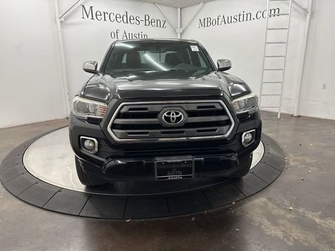 Used 2017 Toyota Tacoma Limited image 2