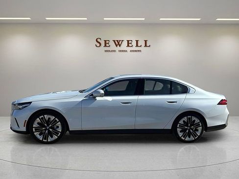 Certified 2025 BMW 530i xDrive w/ Premium Package AWD/4WD image 2