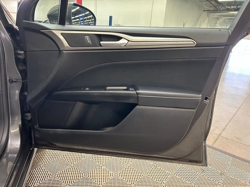 Used 2018 Ford Fusion SE FWD image 16