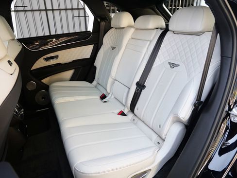 Used 2023 Bentley Bentayga AWD/4WD image 21