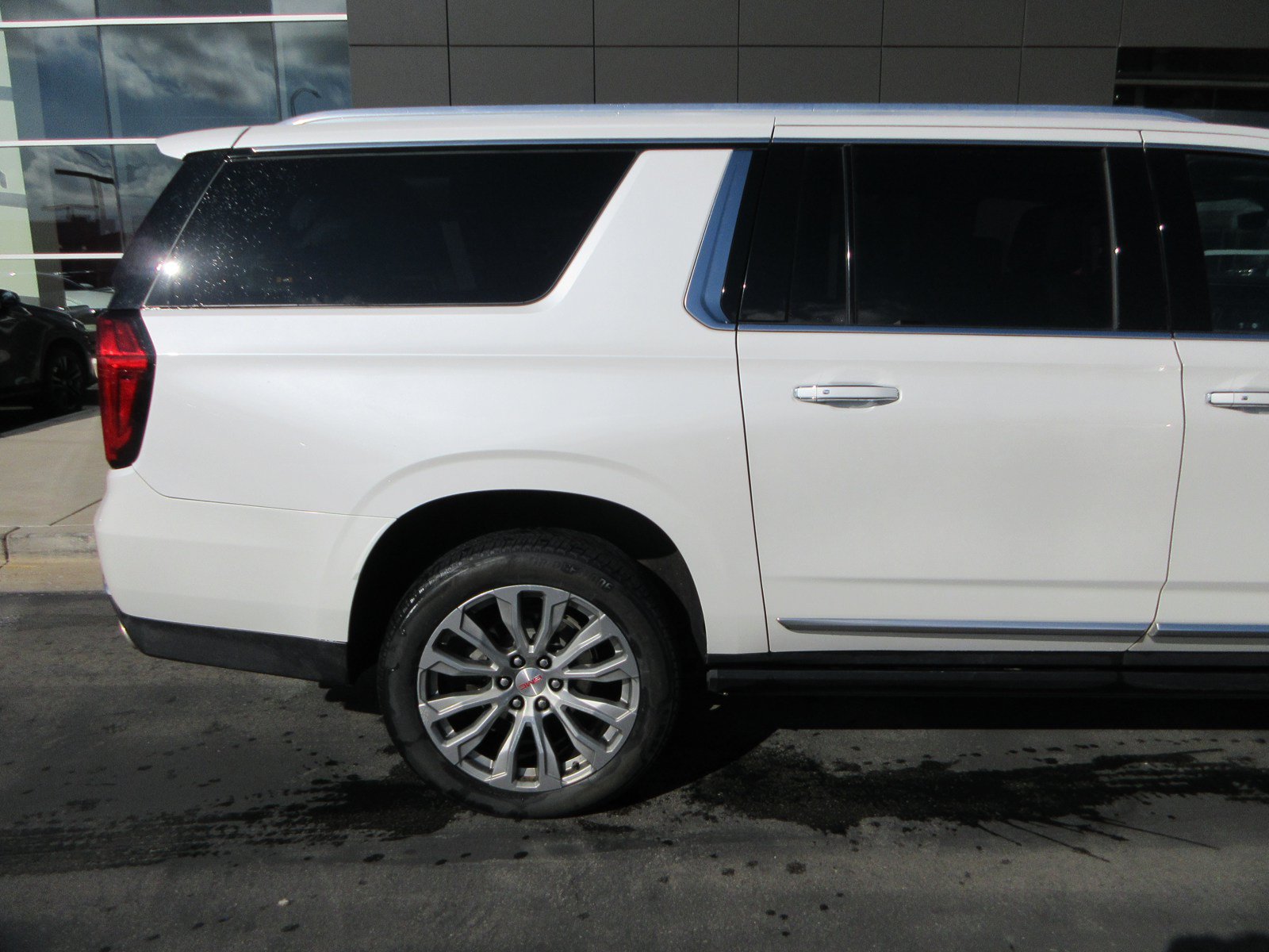 Used 2021 GMC Yukon XL Denali w/ Denali Premium Package AWD/4WD image 13