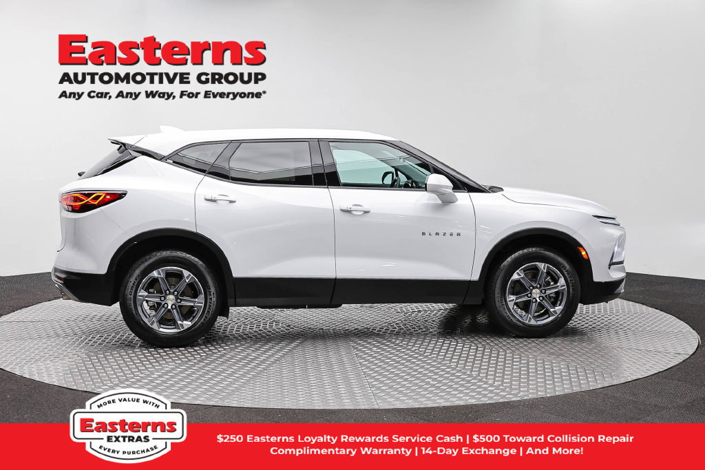 Used 2025 Chevrolet Blazer LT FWD image 5