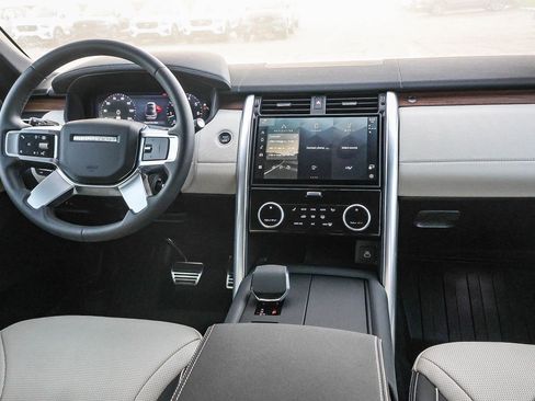 Used 2024 Land Rover Discovery Dynamic SE image 21