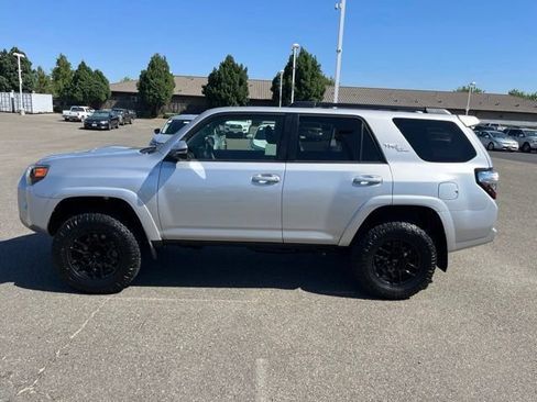 Used 2022 Toyota 4Runner TRD Off-Road Premium w/ Moonroof Package AWD/4WD image 2