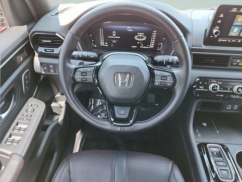 Certified 2025 Honda Pilot Black Edition image 19