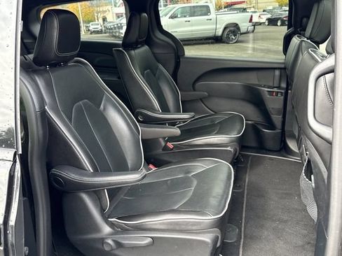 Used 2024 Chrysler Pacifica Premium FWD image 19