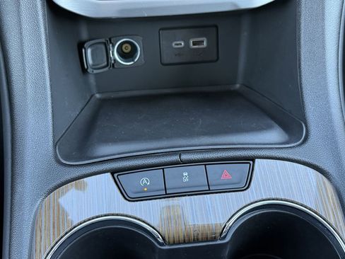 Used 2023 GMC Acadia SLE w/ Driver Convenience Package image 19