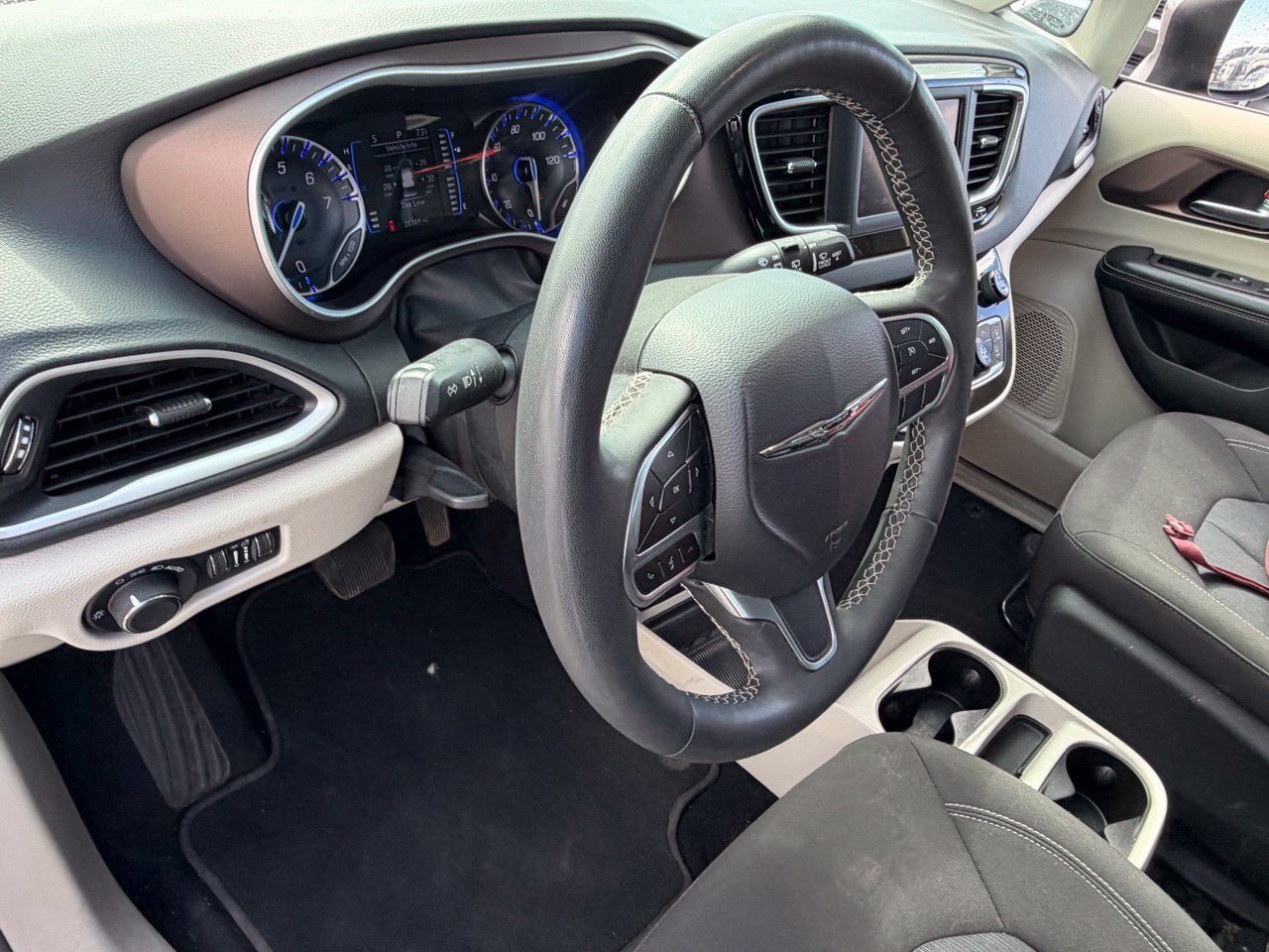Used 2023 Chrysler Voyager LX FWD image 8