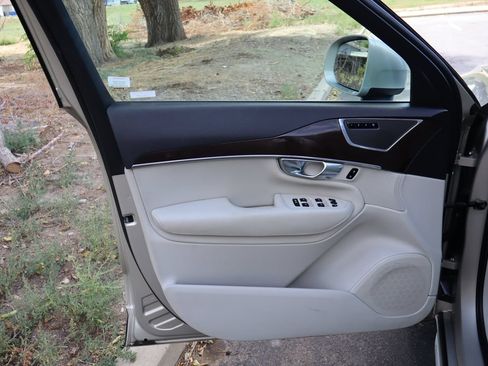Used 2018 Volvo XC90 T6 Momentum w/ Convenience Package AWD/4WD image 25