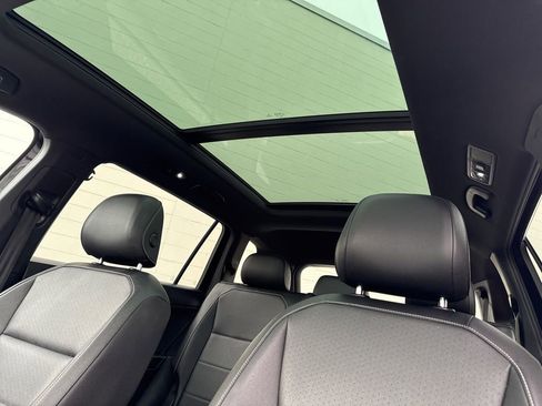 Used 2021 Volkswagen Tiguan SE R-Line image 34