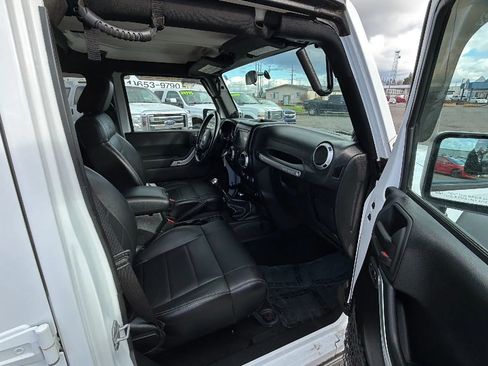 Used 2012 Jeep Wrangler Unlimited Rubicon w/ Connectivity Group image 16