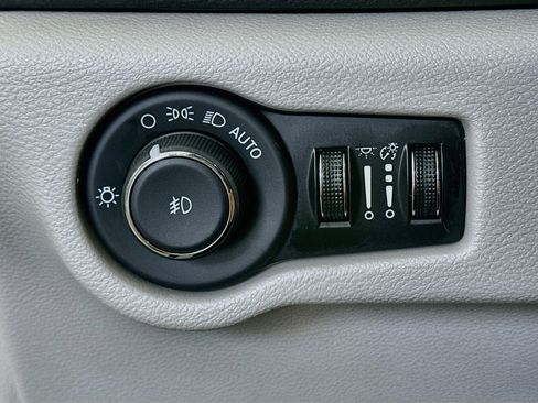 Used 2024 Chrysler Pacifica Touring-L FWD image 17