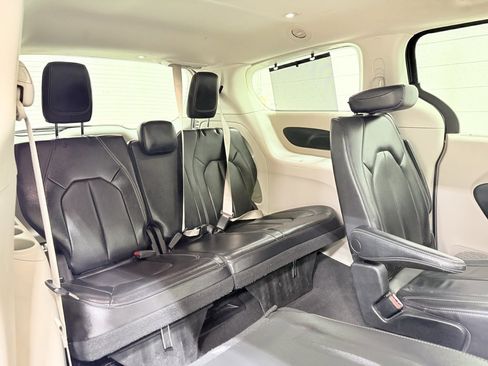 Used 2022 Chrysler Pacifica Touring-L image 19