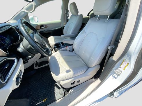 Used 2018 Chrysler Pacifica Touring-L FWD image 13