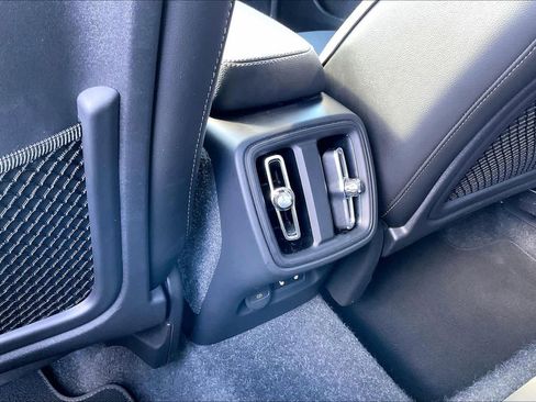 Used 2024 Volvo XC40 B5 Core image 32