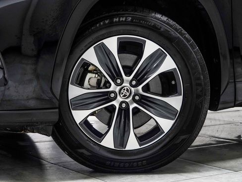Used 2021 Toyota Highlander XLE FWD image 6