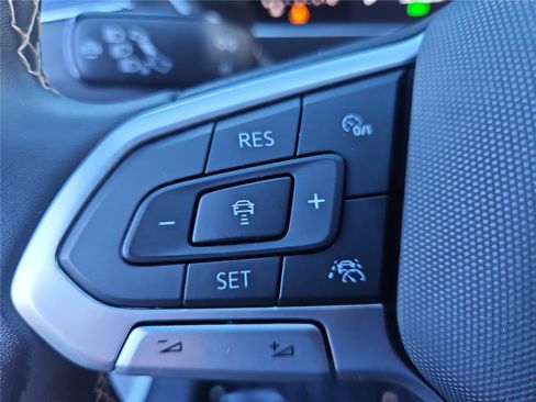 Used 2022 Volkswagen Tiguan SE w/ Panoramic Sunroof Package image 16