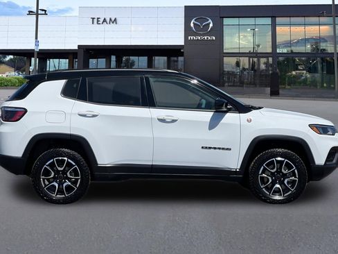 Used 2025 Jeep Compass Trailhawk AWD/4WD image 3