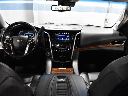 Used 2019 Cadillac Escalade Premium Luxury image 7