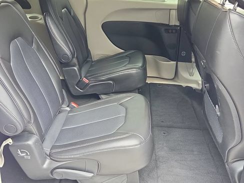 Used 2023 Chrysler Pacifica Touring-L FWD image 18