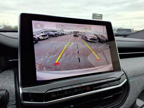 Used 2024 Jeep Compass Latitude image 16