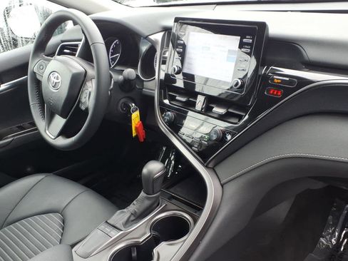 Used 2024 Toyota Camry SE image 19