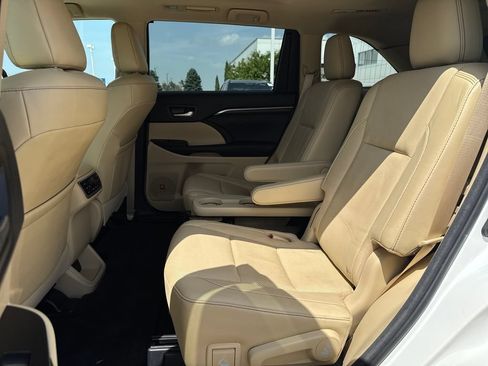 Used 2016 Toyota Highlander Limited Platinum AWD/4WD image 32