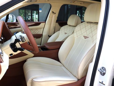 Used 2021 Bentley Bentayga AWD/4WD image 13
