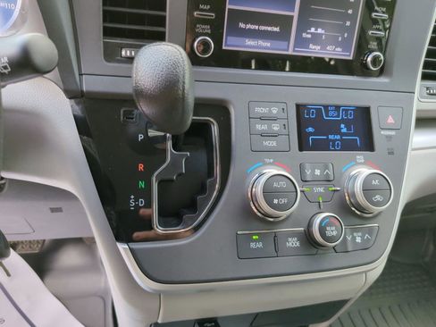 Used 2020 Toyota Sienna L FWD image 16