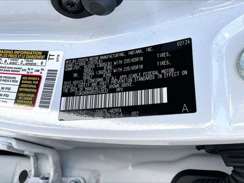 Used 2024 Toyota Highlander XLE AWD/4WD image 34