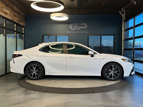 Used 2021 Toyota Camry SE FWD image 2