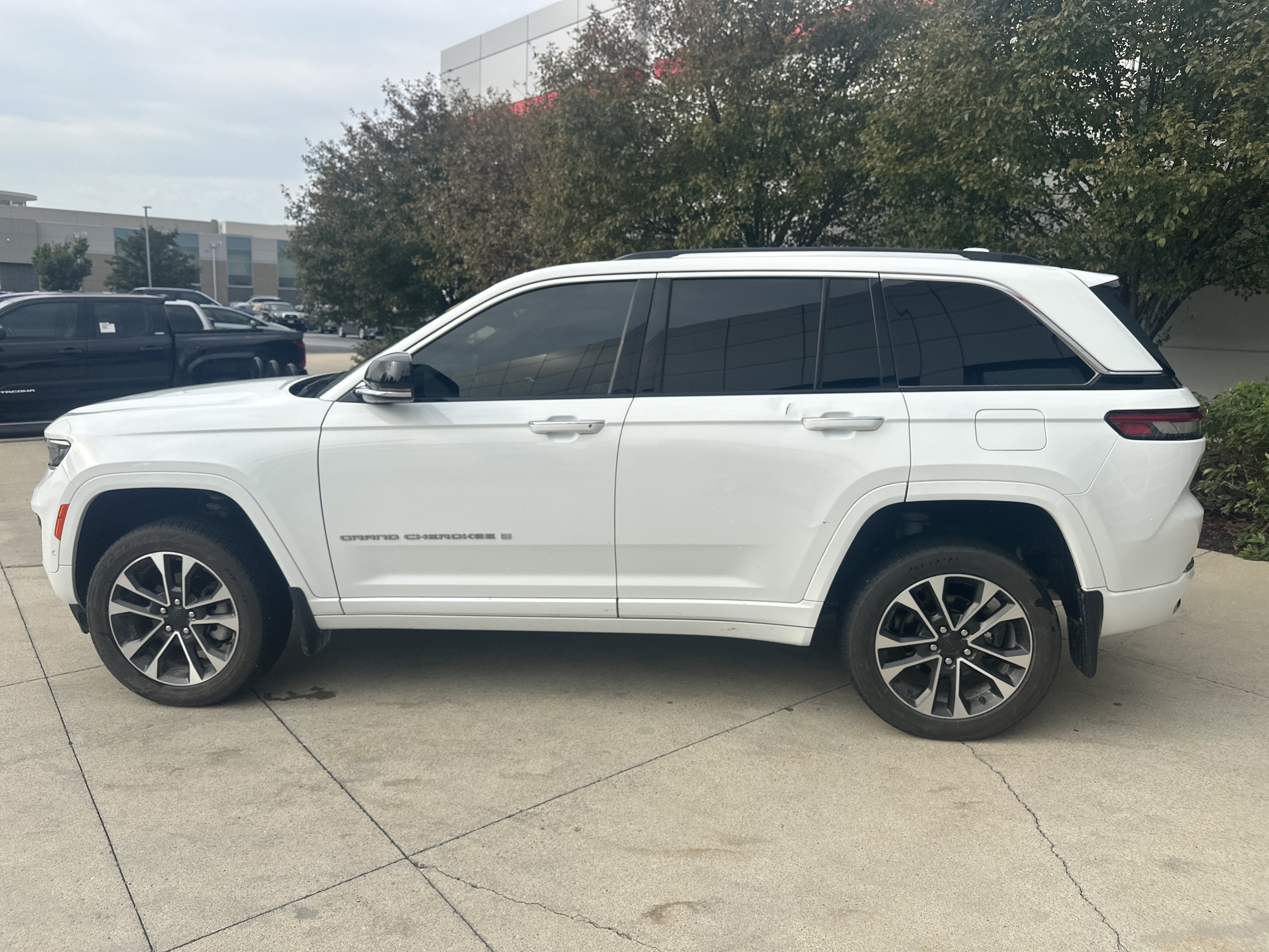 Used 2022 Jeep Grand Cherokee Overland w/ Luxury Tech Group IV AWD/4WD image 9