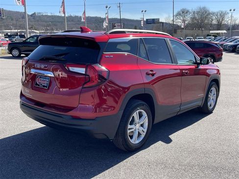 Used 2022 GMC Terrain SLE w/ Driver Convenience Package image 4