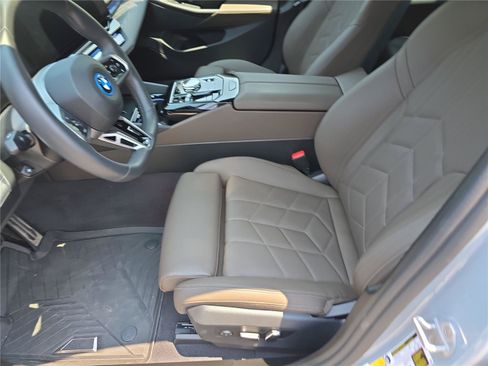 Used 2025 BMW 550e xDrive w/ Executive Package AWD/4WD image 23