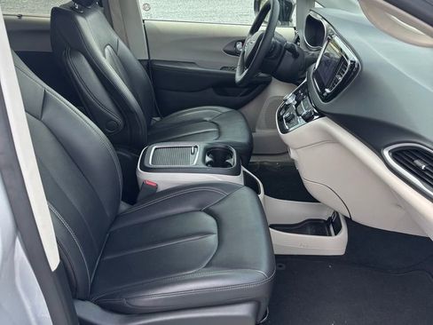 Used 2024 Chrysler Pacifica Touring-L FWD image 17