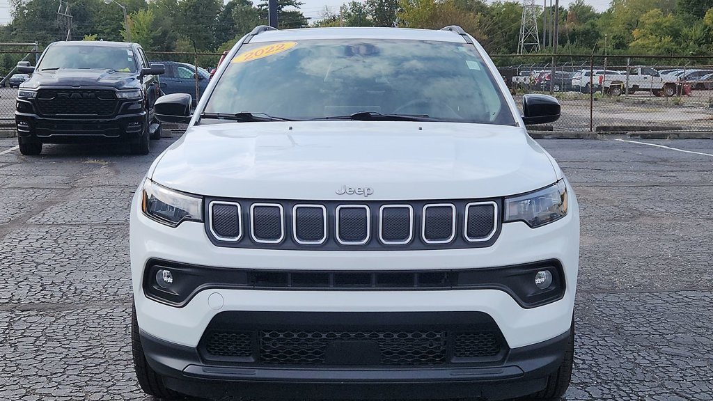 Used 2022 Jeep Compass Latitude w/ Sun and Sound Group AWD/4WD image 2