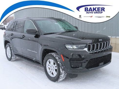 Used 2023 Jeep Grand Cherokee Laredo image 1