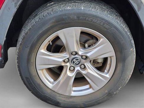 Used 2022 Toyota RAV4 XLE w/ Convenience Package FWD image 16