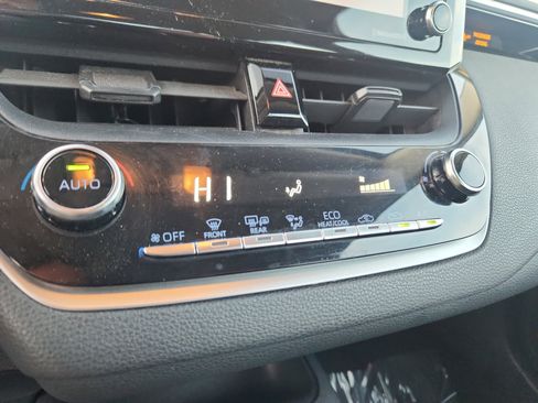 Used 2021 Toyota Corolla LE image 32