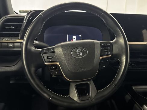 Used 2025 Toyota Crown AWD/4WD image 4