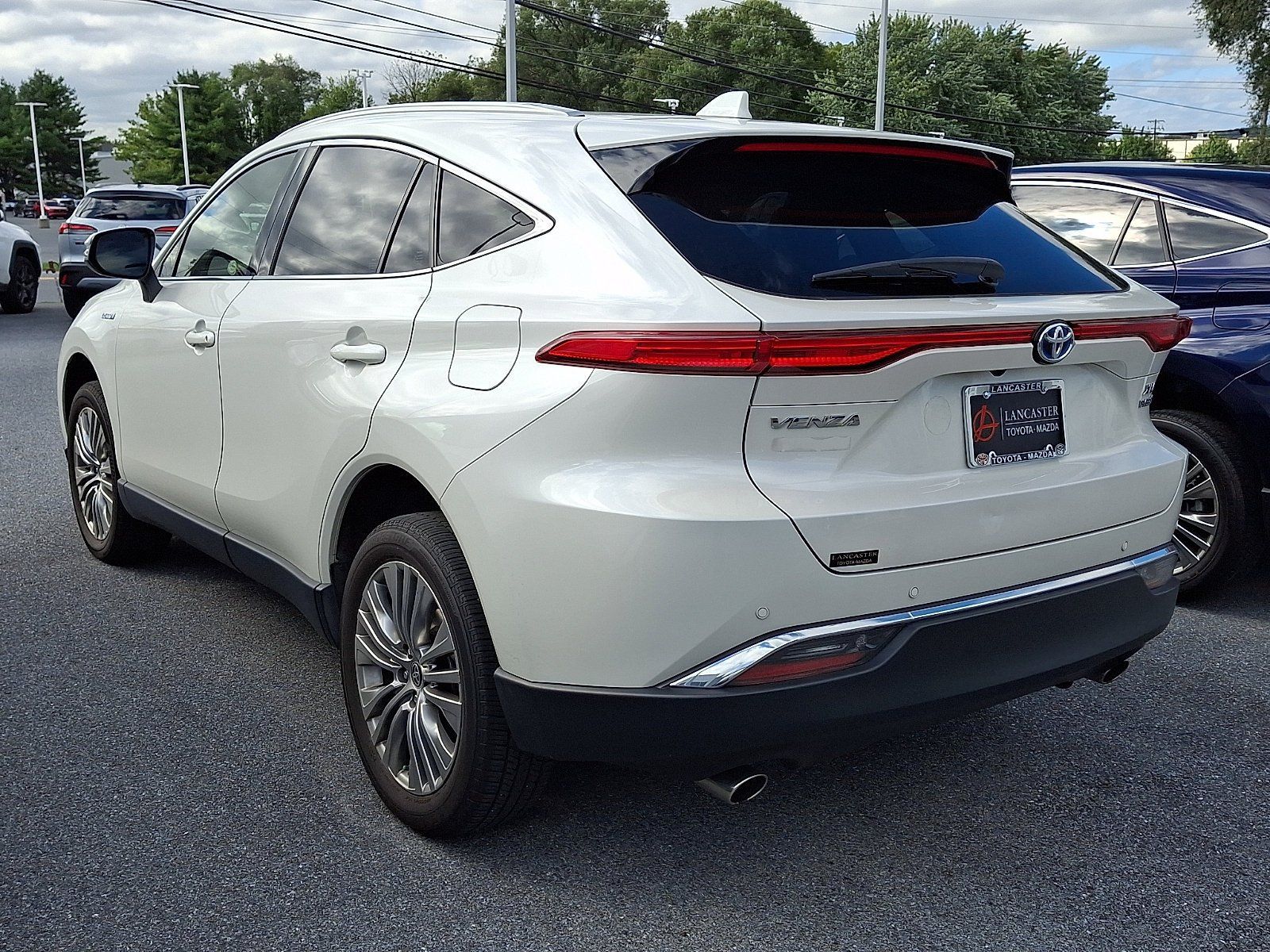 Used 2021 Toyota Venza XLE w/ Softex Package AWD/4WD image 3