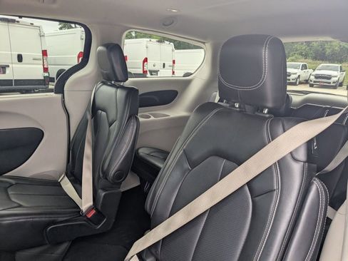Used 2024 Chrysler Pacifica Touring-L image 15
