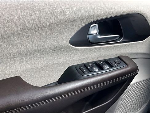 Used 2018 Chrysler Pacifica Touring-L image 37