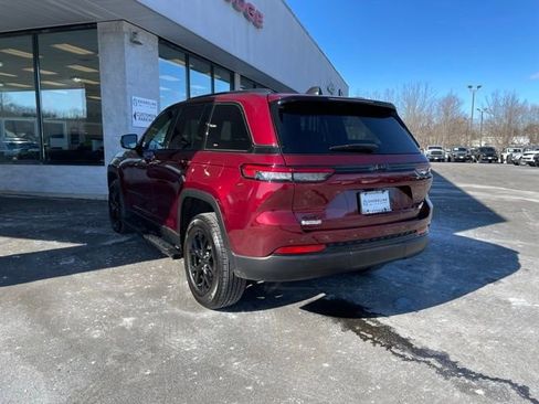 Used 2024 Jeep Grand Cherokee Altitude image 8