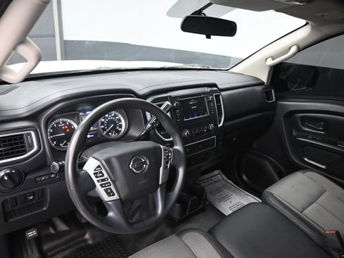 Used 2019 Nissan Titan S image 16